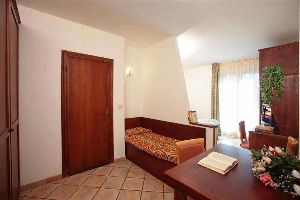 Tris Hotel Orbetello Buitenkant foto